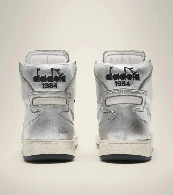 GEBRUIKTE METALEN SNEAKER